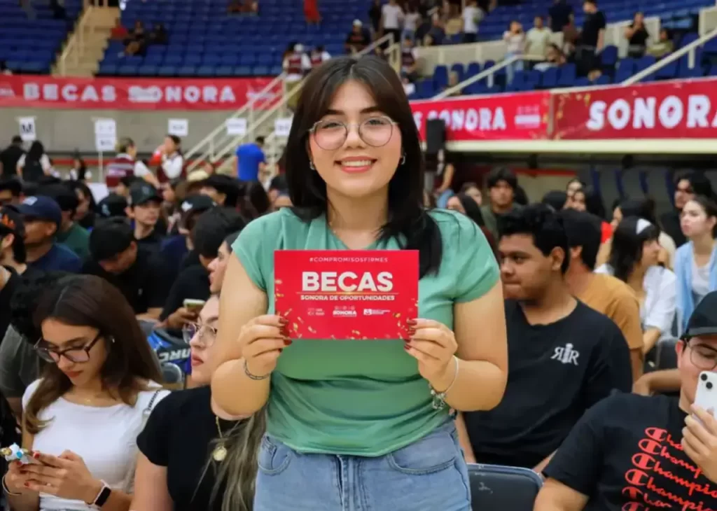 Entrega de becas Sonora de Oportunidades – Omar del Valle Colosio Joven beneficiaria muestra su beca del programa Sonora de Oportunidades, iniciativa impulsada por Omar del Valle Colosio.