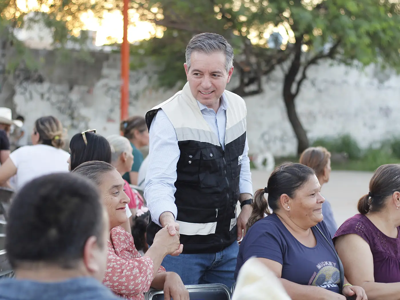 Omar del Valle Colosio con ciudadanos